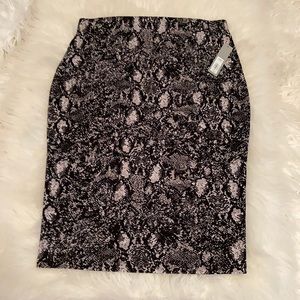 Apt 9 beautiful stretch pencil skirt. Brand new never worn. Women’s size large.